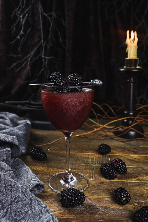 Hobbit Drinks, Lotr Cocktails, Medieval Drinks, Witchy Cocktails, Garnish Recipes, Lotr Food, Medieval Foods, Blackberry Cocktail, Hobbit Food