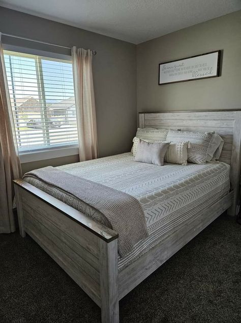 White Rustic Bedroom Ideas, Whitewash Bedroom Ideas, Wood Headboard Bedroom Ideas, White Rustic Bedroom, Wood Headboard Bedroom, Headboard Bedroom Ideas, Styling Bedroom, Couples Room, Rustic Bedroom Ideas