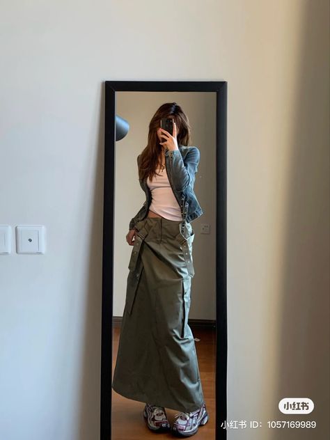 Army Green Outfit Ideas, Army Green Maxi Skirt Outfit, Green Maxi Skirt Outfit, Army Pants Outfit, Army Green Outfit, Green Cargo Skirt, Cargo Skirt Outfit, Ulzzang Outfit, Green Maxi Skirt