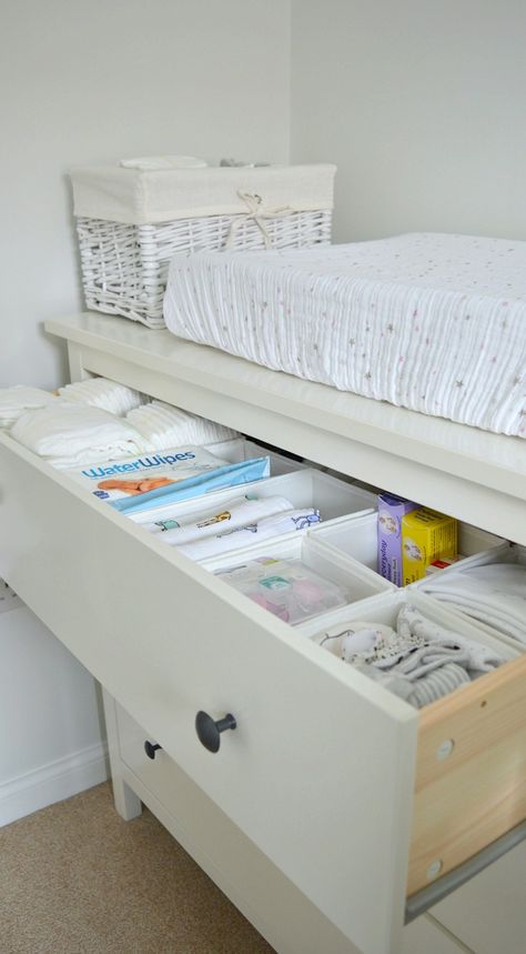 Newborn Drawer Organization, Baby Bedroom Ideas Newborn, Newborn Nursery Ideas, Baby Storage Ideas, Nursery Drawer Organization, Nursery Organisation, Nursery Dresser Organization, Baby Drawer, Nursery Drawer