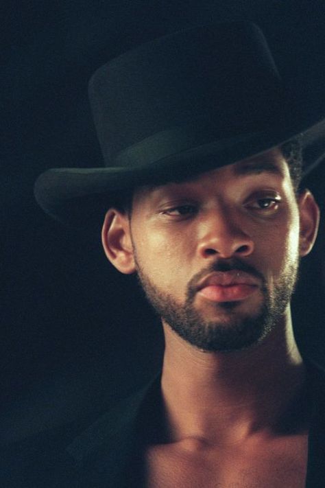 Obviously he was already the Fresh Prince, but Will Smith's turns in Men in Black (1997) and Wild Wild West (1999) sandwiched him between two box office successes, which made 1998's Enemy of the State a necessary risk. This was the year he proved he could carry real drama. Or, at the very least, attempt it. Slender Man, Black Actors, Mel Gibson, Men In Black, Richard Gere, Actrices Hollywood, The Best Films, Hot Actors, Hollywood Actor