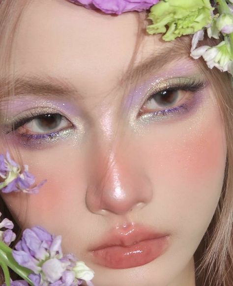 Glow Pink Aesthetic, Purple And Green Eye Makeup, Fairy Looks Makeup, Purple Green Makeup, Purple And Green Makeup, Green And Purple Makeup, Purple Fairy Makeup, Douyin Beauty, Purple Makeup Looks