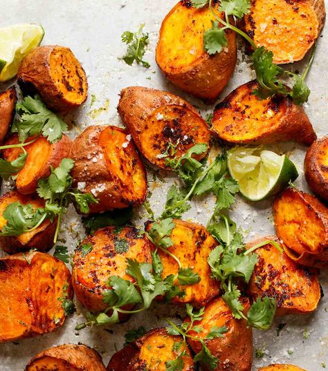 “Sweet potatoes with firecracker flavor” is what we’re hearing about these lovely, albeit unexpected, roasted sweet potatoes. And just 10 minutes of barely any effort. Who loves you?! #sidedishrecipes #sweetpotatoes #sriracha #lime #easyrecipes Side Dishes For Fish, Traditional Thanksgiving Dinner, Sweet Potato Recipes Healthy, Thanksgiving Vegetables, Lime Recipes, Stuffed Sweet Potato Healthy, Roasted Chickpeas, Winter Recipes, 500 Calories