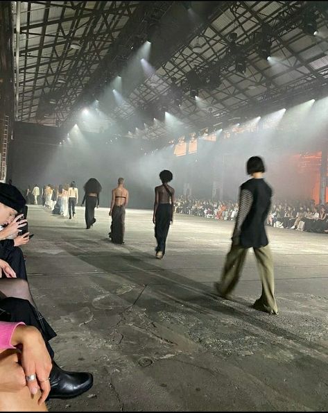 Cat Walk Model Aesthetic, Runway Aesthetic Men, Runway Walk Aesthetic, Runway Show Aesthetic, Male Runway Model Aesthetic, Runway Model Aesthetic Men, Models Runway Walk, Cat Walk Model, Male Runway Fashion