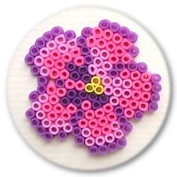 Pansy  hama perler beads http://mistertrufa.net/librecreacion/culturarte/?p=12 Melt Beads Patterns, Hamma Beads Ideas, Easy Perler Bead Patterns, Melty Bead Patterns, Fuse Bead Patterns, Hama Beads Design, Perler Crafts, Hama Beads Patterns, Diy Perler Beads