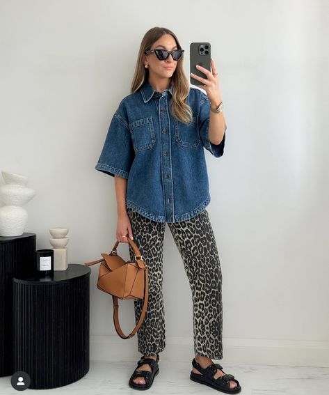 Thrift Looks, Styling Leopard Pants, Leopard Print Trousers, Jeans T Shirt Outfit, Leopard Trousers Outfit, Leopard Jeans Outfit 2024, Leopard Print Trousers Outfit, Leopard Print Shirt Outfit, Copenhagen Fits