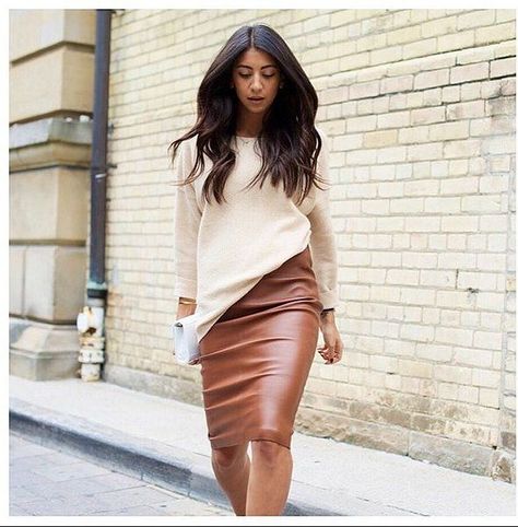 25 Outfits That Prove a Leather Skirt Goes With Everything: Even the most fashionable women have that one piece they just can't figure out how to wear, so when we were asked by a friend for advice on how to style a leather skirt, we figured she wasn't the only one struggling. Brown Leather Skirt, Skirt Ideas, Skirt Diy, Chic Chic, Trendy Outfits Winter, Lifestyle Blogs, Womens Pencil Skirts, Leather Pencil Skirt, Outfit Trends