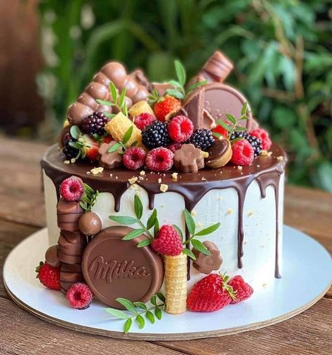 Delish Cakes, Make Birthday Cake, Chocolate Cake Designs, Birthday Cake For Him, Amazing Desserts, Crazy Cakes, Just Cakes, Cake Donuts, Breakfast Cake