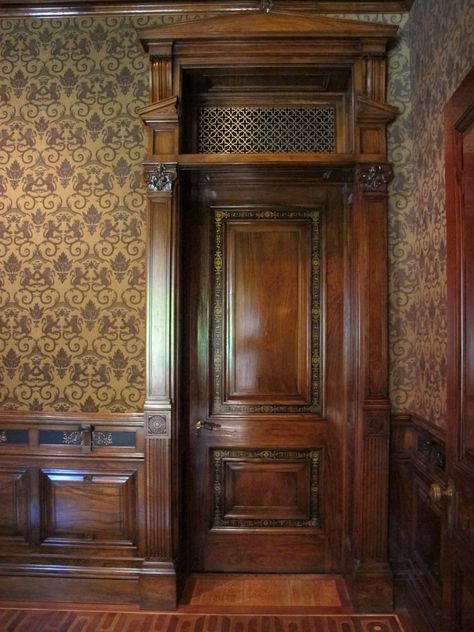 Victorian Interior Doors, Doorway Moulding, Victorian Style Interior, Victorian Woodwork, Museum Chicago, Brown Cottage, Pintu Interior, Old House Interior, Victorian Home Interior