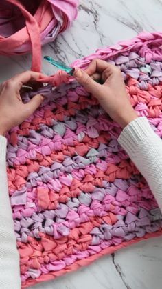 Karpet Perca, Rag Rug Diy, Rag Rug Tutorial, Hantverk Diy, Braided Rug Diy, Braided Rag Rugs, Crochet Rag Rug, Rug Tutorial, Crochet Rug Patterns