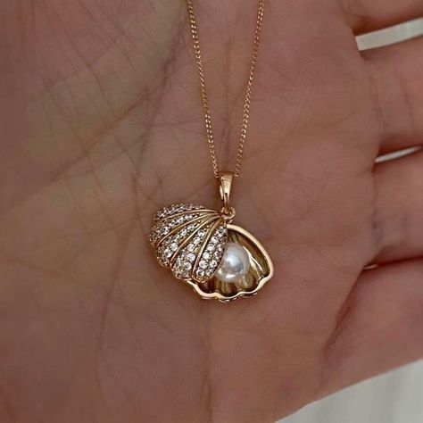 Seashell Locket, Jewelry Anklets, Preppy Jewelry, Pretty Jewelry Necklaces, Luxe Jewelry, Jewelry Accessories Ideas, Dope Jewelry, Jewelry Fashion Trends, Classy Jewelry