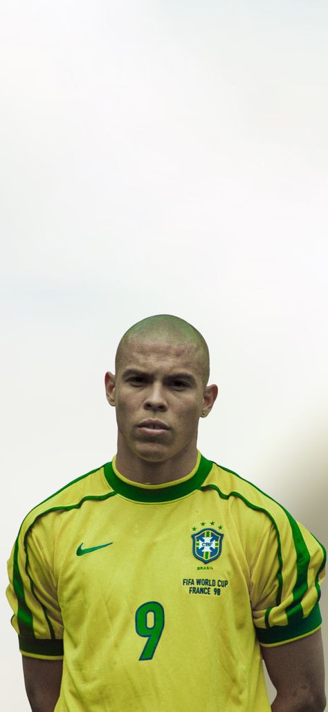 Zidane Wallpaper 4k, R9 Wallpaper, Ronaldo Nazario Wallpaper, Old Football, Ronaldo 9, Football Poses, Football Players Photos, Vintage Soccer, Good Soccer Players