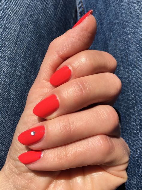 Coral Red Nails Summer, Coral Red Nails, Red Nail Paint, Nails Coral, Red Nail Art, Essie Gel Couture, Coral Nails, Essie Gel, Hair Due