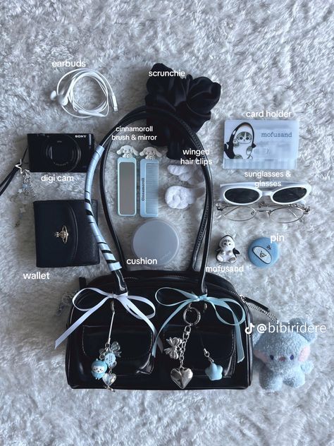 black blue Packing Bags Aesthetic, Stand Oil Bag, Everyday Bag Essentials, Packing Bags, Inside My Bag, Oil Bag, Handbag Essentials, Bag Aesthetic, In My Bag