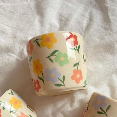 Draw On Mug, Ceramic Painting Flowers, Paint Mug Ideas, Drawing On Cups, Pottery Cup Painting Ideas, Ceramic Mug Painting, Spring Pottery, Paint Mug, Clay Cafe