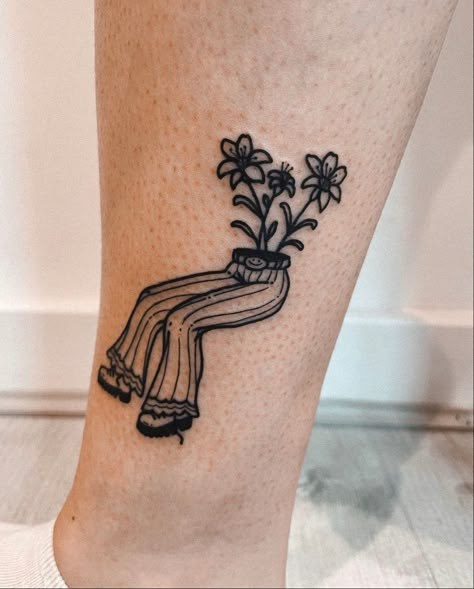 Earthy Traditional Tattoo, Simple Queer Tattoos, Earthy Tattoos Nature Simple, Tiny Queer Tattoos, Cool Tattoo Ideas, Trippy Plant Tattoo, Trippy Flowers Tattoo, 70s Tattoo Ideas, Cliche Tattoo