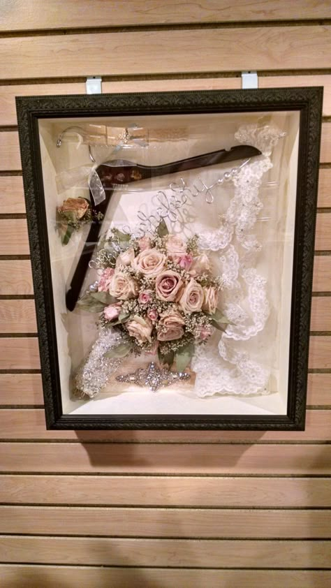 Wedding shadow box: things for me to add; bouquet, hanger, garter, hair pin, tulle from dress, invitation, 6 pence. Diy Wedding Guest Book, Wedding Shadow Box, Bouquet Box, Diy Shadow Box, Diy Event, Trendy Flowers, Wedding Keepsakes, Wedding Memorial, Wedding Boxes