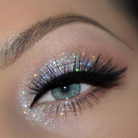 Glitter Eyeshadow Looks, Body Glitter Festival, Festival Makeup Glitter, Glitter Makeup Looks, Cute Eyeshadow Looks, Holiday Makeup Looks, Health Guru, Glitter Eye Makeup, Colorful Eye Makeup