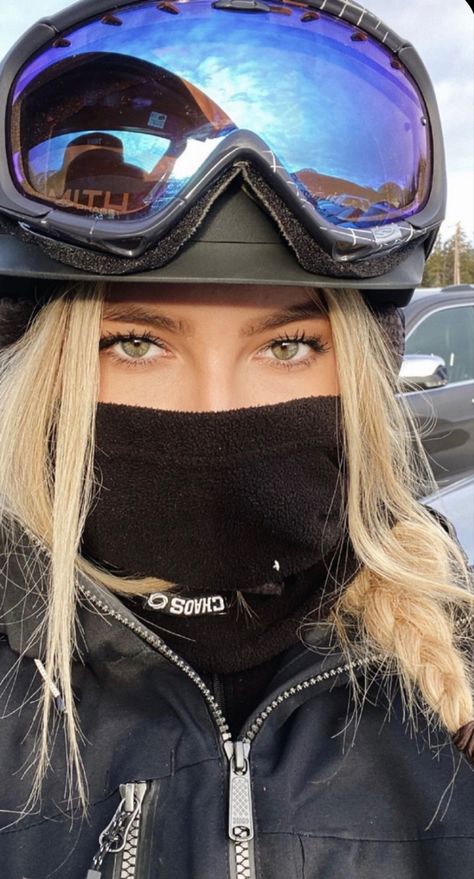 Ski Girl Hairstyles, Skiing Selfie, Snowboarding Style Outfits, Ski Goggles Aesthetic, Skiing Hairstyles Helmet, Snowboarding Hair, Helmet Hairstyles, Snowmobiling Girl, Ski Photo Ideas