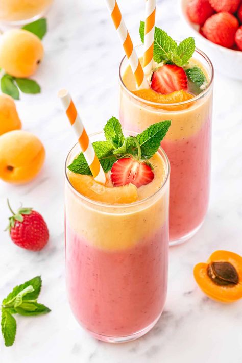 Summer Apricot Strawberry Smoothie Smoothie With Strawberries, Drink Breakfast, Fresh Apricots, Healthy Breakfast Choices, Apricot Smoothie, Honey Drink, Lunch Smoothie, Apricot Recipes, Mint Salad