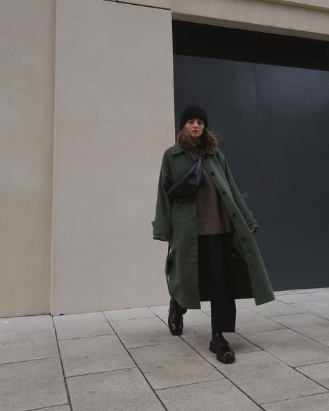 Chloe Hayward on Instagram: “Doesn’t feel right that it’s Christmas Eve tomorrow 😅” Khaki Coat Outfit, Long Khaki Coat, Long Trench Coat Outfit, Chloe Hayward, Long Green Coat, Mantel Outfit, Long Coat Outfit, French Girl Aesthetic, Quilted Coats