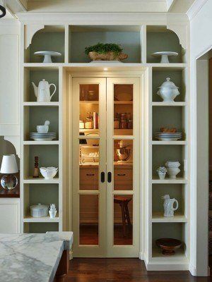 Kitchen Pantry Ideas-05-1 Kindesign Pantry Interior, Unfitted Kitchen, Kitchen Pantry Doors, Glass Pantry Door, Clever Kitchen Storage, Hardware Kitchen, China Storage, Classic White Kitchen, Pantry Door