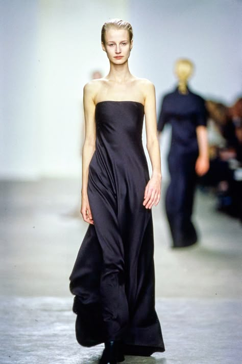 Calvin Klein Minimalism, 1990s Minimalism Fashion, 90s Minimalism Fashion, Calvin Klein Runway, 90s Minimalism, 90s Calvin Klein, 90s Runway Fashion, Formal Evening Wear, Effortlessly Chic Outfits