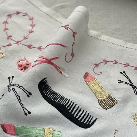 Embroidery Tablecloth, Freehand Machine Embroidery, Embroidered Clothes, Sewing Art, Bullet Journals, Embroidery Inspiration, Dressing Table, Sewing Inspiration, Tablecloths