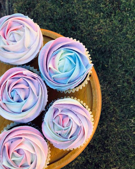 Tie Dye Pull Apart Cupcakes, Iridescent Birthday Party Decorations, Pastel Swirl Cupcakes, Iridescent Cake Ideas, Iridescent Party Ideas, Iridescent Cupcakes, Holographic Birthday Party, Iridescent Birthday Party, Iridescent Cake