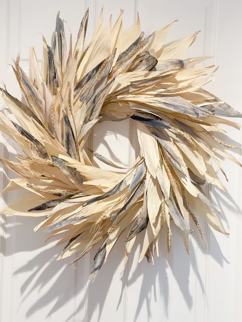 Corn Husk Fall Wreath DIY Fall Wall Decor Diy, Corn Husk Wreath, Corn Husk Crafts, Saran Wrap, Fall Wall Decor, Diy Fall Wreath, Diy Outdoor Decor, Corn Husk, Easter Eggs Diy