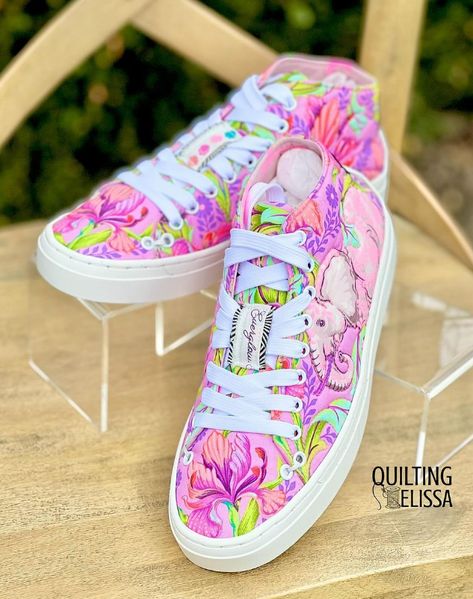 Quilted Sneakers with Elissa Ziccardi Sneakers Guide, Quilted Shoes, Diy Sneakers, Sneakers Patterns, Hand Painted Shoes, Swag Bag, Shoe Pattern, Pins And Needles, Online Event