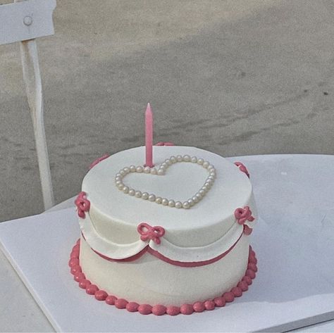 Cake Designs Love Birthday, Cute Aesthetic Cakes, Minimalist Bday Cake, Birthday Cake Korean, Cake Icing Tips, Tire Cake, Girly Birthday Cakes, Cake For Boyfriend, Small Birthday Cakes