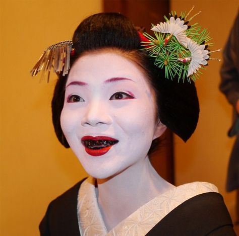 Geisha Makeup, Japan Makeup, Black Teeth, Teeth Art, Crooked Teeth, Ancient Japan, Teeth Braces, Smile Teeth, Traditional Japanese Art