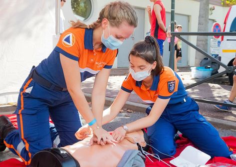 As of January this year, Aotearoa New Zealand became just the second country (after Canada) to adopt a groundbreaking new procedure for patients experiencing cardiac arrest. Learn Cpr, Cpr Certification, Basic Life Support, First Aid Course, Cpr Training, Medical Training, Safety Training, Dental Assistant, Cpr