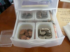 How I organize my change for craft fairs: Plastic Gerber baby food containers (Stage 1 are small enough to fit; Stage 2 are too tall). Cover with the lid when not in use and all the change stays put. Garage Sale Money Box Ideas, Garage Sale Cash Box Ideas, Diy Cash Box For Craft Fair, Yard Sale Hacks, Yard Sale Organization, Garage Sale Tips, Gerber Baby Food, Diy Baby Food, Baby Food Containers