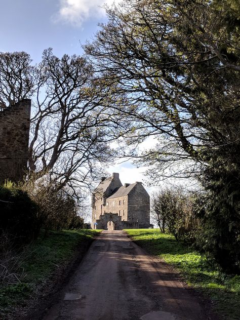 Midhope Castle, Outlander Filming Locations, Outlander Locations, The Outlander, Glasgow City, Movie Locations, Take The High Road, Amazing Landscapes, Victorian Buildings