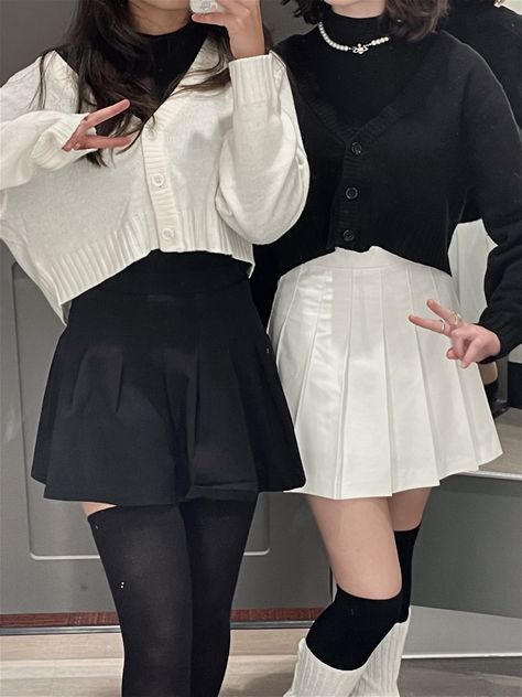 Matching Clothes For Best Friends Aesthetic, White And Black Clothes Aesthetic, Casual Outfits Black And White, Lesbian Matching Outfits Aesthetic, Black And White Outfit Ideas Aesthetic, Aesthetic Black And White Clothes, White Grunge Aesthetic Outfit, Aesthetic Matching Outfits Best Friend, Best Friend Matching Outfit