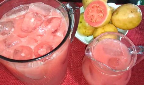 El Jugo de Guayaba es una rica bebida perfecta para acompañar los almuerzos, este refrescante jugo en muy popular en América Latina y es muy sencillo de preparar.