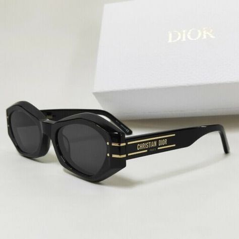 Pretty Sunglasses, Dior And I, Fashion Eye Glasses, Stylish Glasses, Dior Sunglasses, Butterfly Frame, Jewelry Lookbook, Black Butterfly, Casual Style Outfits