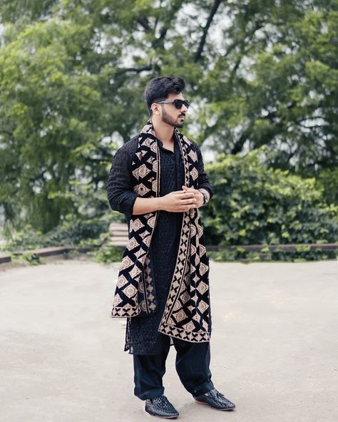 🖤( Cmnt "Link" for the outfit link) . . #myntra #outfit #wishlink #fashionstyle #fashionblogger #KurtaPajama #EthnicVibes #DesiSwag #TraditionalAttire #FestiveFashion #CulturalStyle #BlackIsClassy #RoyalVibes #FashionInspiration #IndianEthnicWear Classy Dress Outfits, Traditional Attire, Indian Ethnic Wear, The Outfit, Classy Dress, Night Outfits, Festival Fashion, Desi, Fashion Blogger