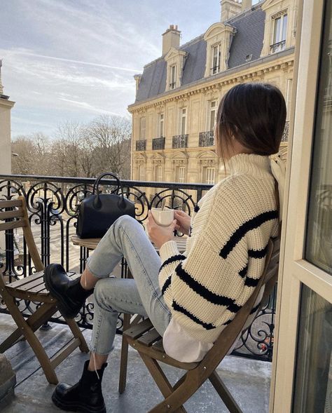 girl on balcony paris like view old building Parisian Modern Style, Spring Outfits Parisian, Baby Shower Guest Outfit, Winter Parisian Style, Parisian Style Outfit, Nyc Vibes, Fashion Fotografie, Shop Outfits, Office Fits