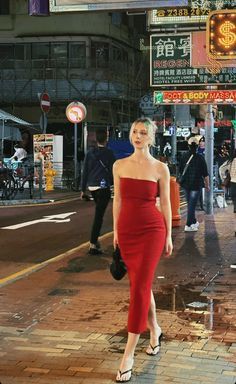 Zara Red Dress 2023, Mini Red Dress Outfit, Red Dress Styling, Red Dress Red Lipstick, Red Dress Outfit Night Classy, Outfit Vestido Rojo, Fall Party Outfit, Elegant Red Dress, Midi Dress Outfit