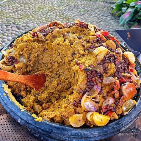 Did y'all know, as fufuo is the food cousin of konkonte; so is apapransa the food cousin of kpokpoi?! 😎 Enjoy this virtual Asanka full of golden goodness folks 👌🏿😋 Thanks for sharing and showcasing our Ghanaian cooking and eco-friendly utensil @foodbankgh #Apapransa #PalmFruitSoup #Beans #GhanaianCooking #Asanka #GhanaianFoodNetwork #EcofriendlyUtensils #WestAfricanFood #AfricanFood Local Ghanaian Foods, Ghana Food, Ghanaian Food, African Recipes Nigerian Food, West African Food, African Cooking, African Recipes, Nigerian Food, Healthy Food Dishes