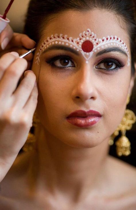 Bengali Bridal Bengali Makeup, Bindi Designs, Beautiful Wedding Makeup, Bridal Makeup Tutorial, Bengali Bridal Makeup, Makeup Tutorial Step By Step, Bengali Bride, Bengali Wedding, Braut Make-up