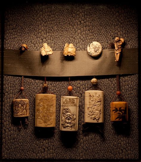 Netsuke & Inro display Inro Japan, Japanese Inro, Jewelry Design Drawing, Fantasy Props, Japanese Pottery, Japanese Crafts, Snuff Bottle, Japanese Antiques, Asian Antiques