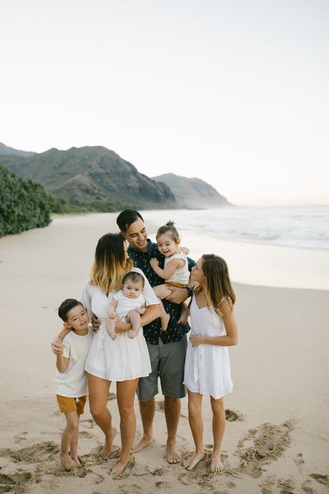 Family Of 6 Beach Pictures, Family Pictures On Beach, Pictures On Beach, Sibling Beach Pictures, Sunrise Beach Pictures, Family Beach Pictures Outfits, Beach With Family, Outfits For Beach, Beach Picture Outfits