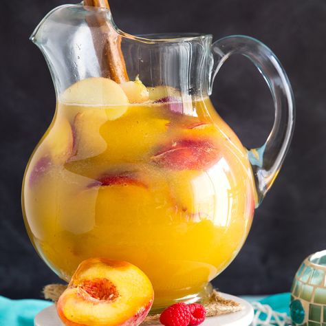 Fruit Slushies, Peach Sangria Recipes, Green Iced Tea, Sangria Drink, Peach Water, Peach Green Tea, Peach Sangria, Perfect Summer Drink, Peach Lemonade