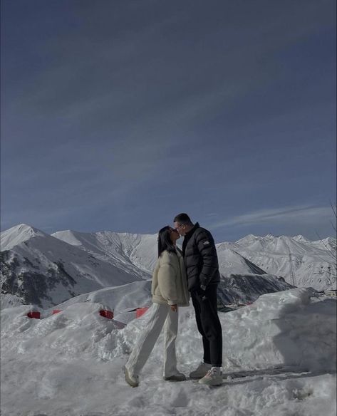 Snow Pictures With Boyfriend, Winter Photos With Boyfriend, Couples Snow Pictures, Snow Couple Photoshoot, Couple Mountain Pictures, Ski Trip Fashion, Winter Couple Pictures, Gift Basket Ideas For Boyfriend, Basket Ideas For Boyfriend