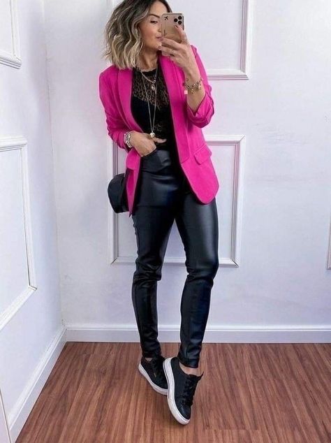 El Chismecito - Looks con pantalones de Vinipiel 🖤🖤🖤🖤 | Facebook Pink Blazer Outfit, Lederhosen Outfit, Blazer Outfits Casual, Blazer Outfits For Women, Black Leather Pants, Pink Blazer, Casual Work Outfits, Look Book, Blazer Outfits