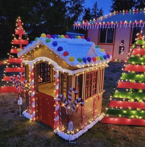 Playhouse Christmas Decorations, Ginger Bread Float Ideas, Xmas Float Ideas, Gingerbread Land Decorations, Grinch Lights Outside, Gingerbread Christmas Float Ideas, Play House Gingerbread House, Gingerbread House Outdoor Decorations Christmas Yard, Kids Playhouse Christmas Decor